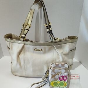 Coach Women's Shoulder Bag in Cream and Gold